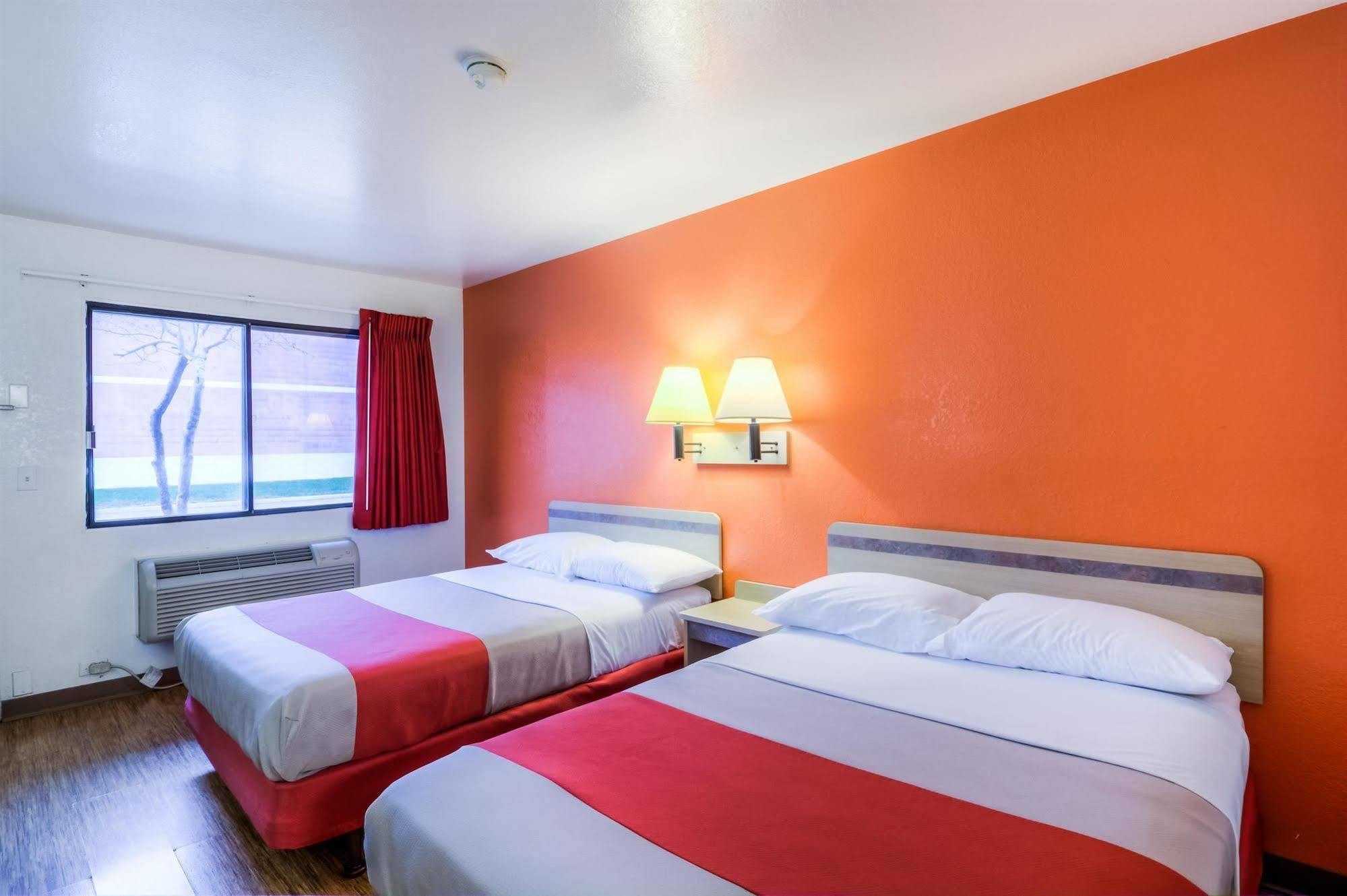 Motel 6 Chicago - Elk Grove Elk Grove Village Eksteriør billede