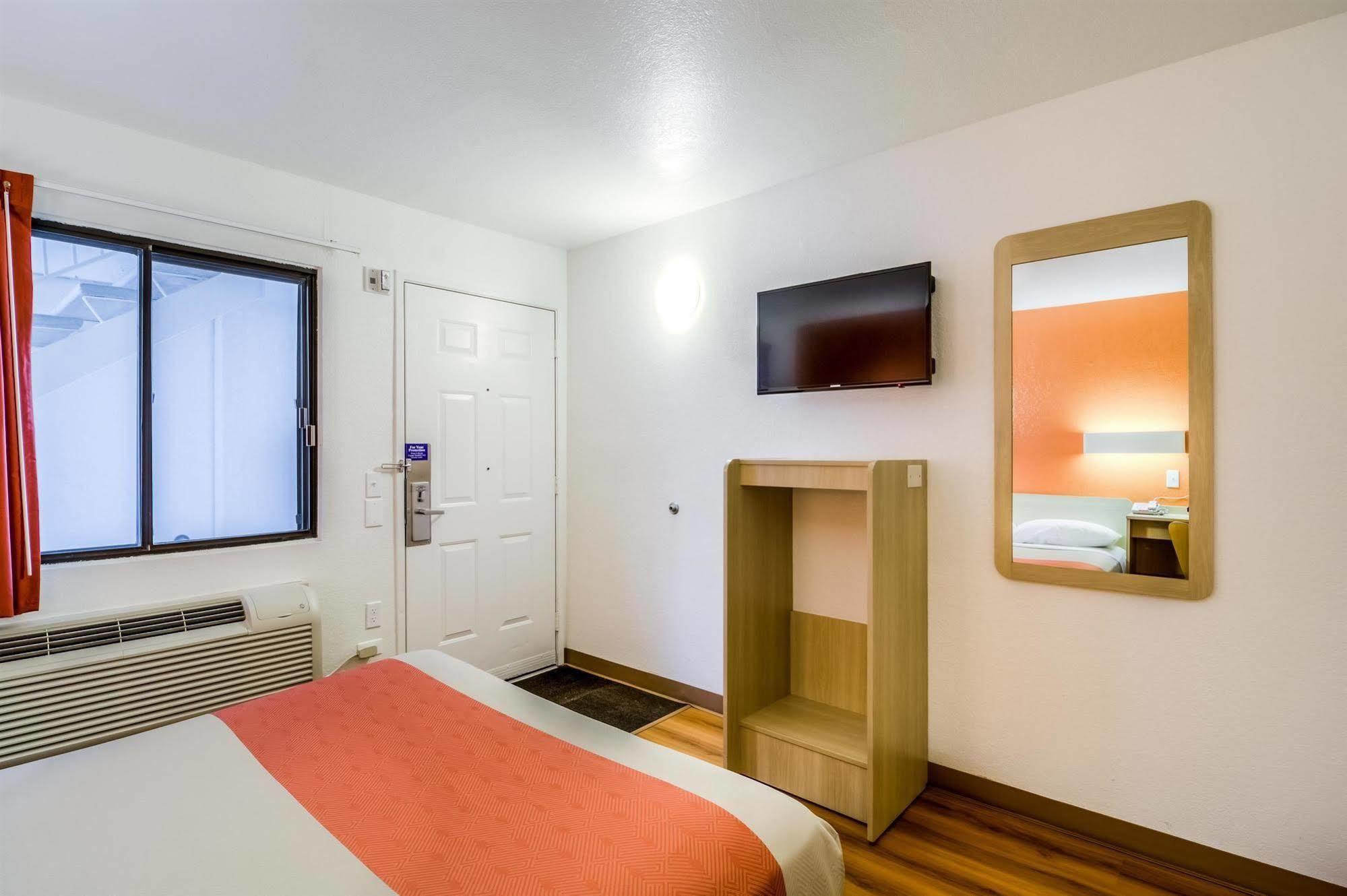 Motel 6 Chicago - Elk Grove Elk Grove Village Eksteriør billede