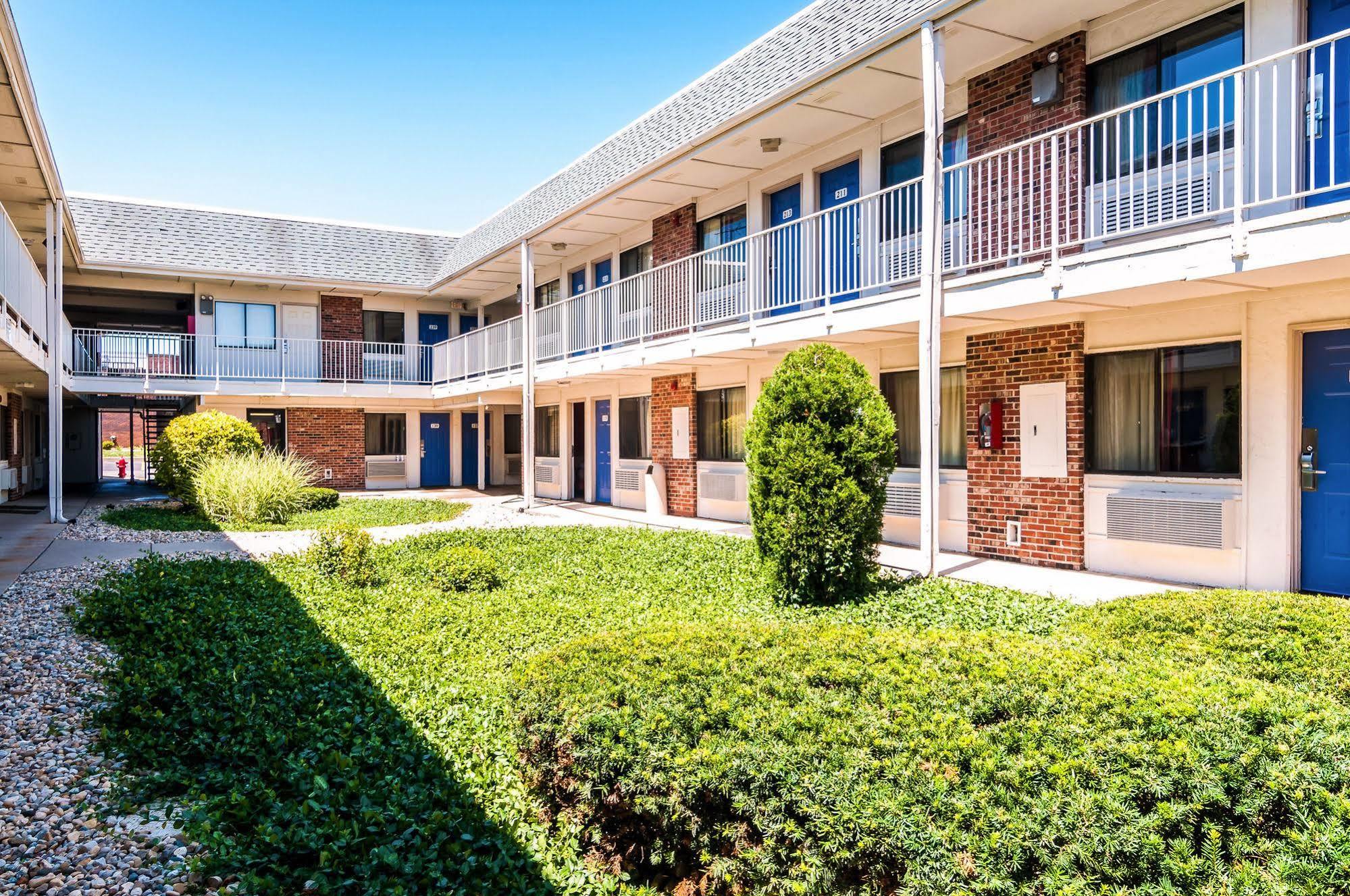 Motel 6 Chicago - Elk Grove Elk Grove Village Eksteriør billede